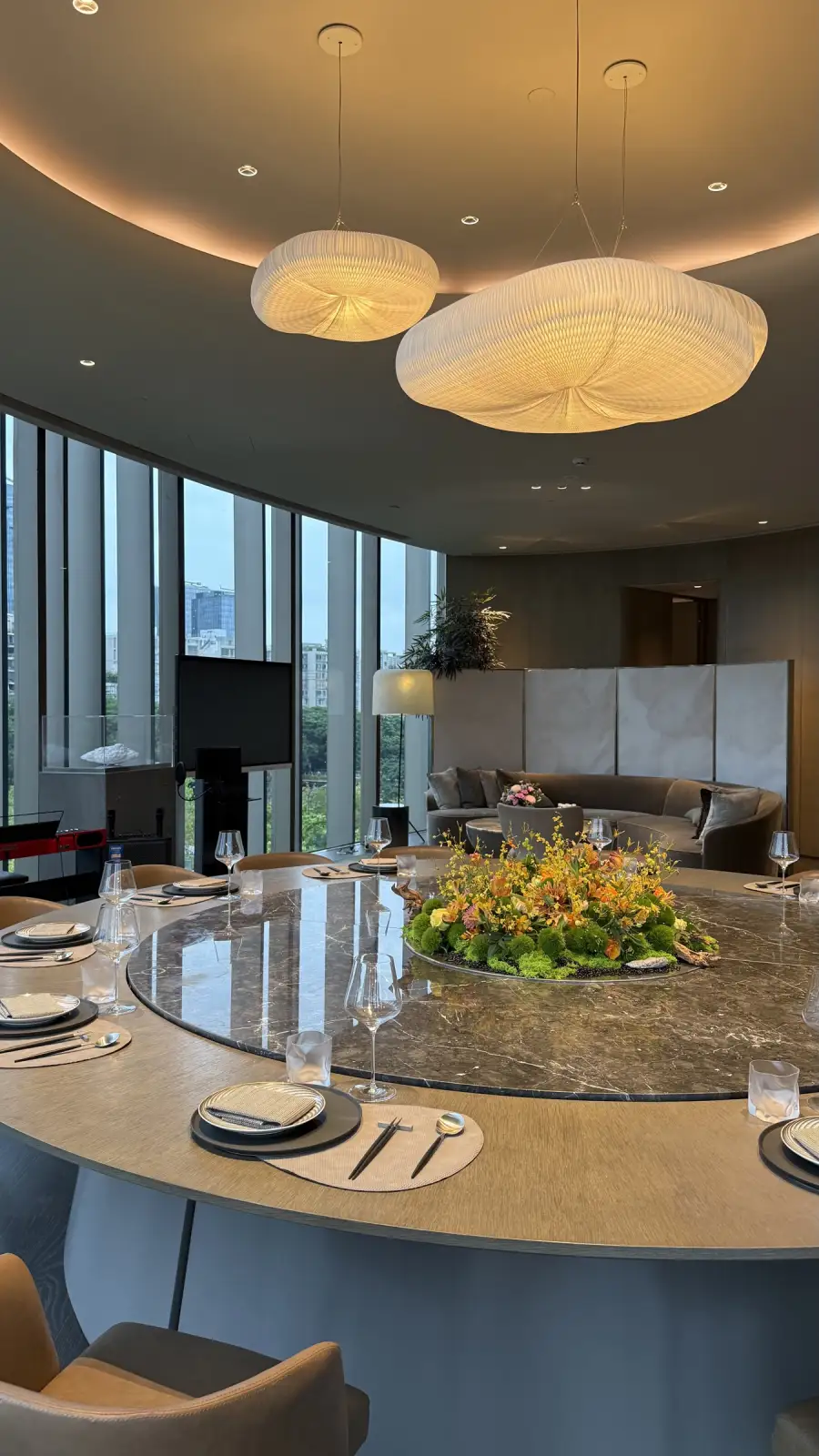 Round dining table at the Guangzhou meeting space