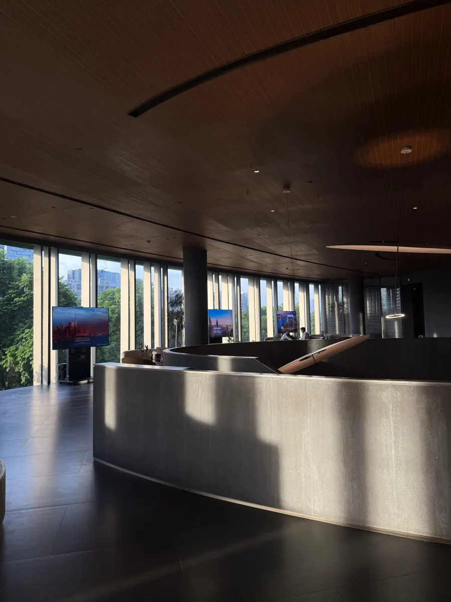 Sunlit lobby of Flawless Effect’s Guangzhou meeting space